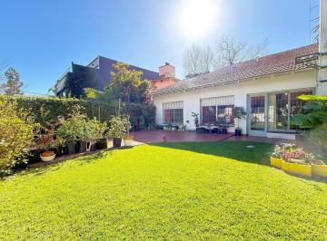 Casa · 222m² · 8 Ambientes · 3 Cocheras · Casa en Venta de 2 Plantas, con Jardín y Cochera - Martínez, San Isidro