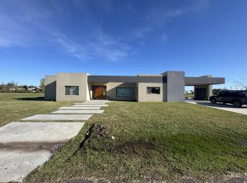 Casa · 205m² · 5 Ambientes · 1 Cochera · Alquiler Casa Moderna en Barrio San Roque – Comarcas de Luján