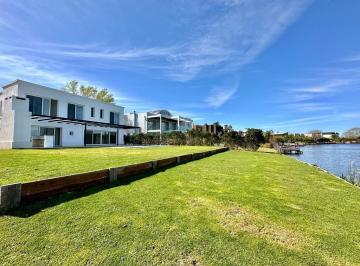 Casa · 359m² · 7 Ambientes · 1 Cochera · Casa a La Laguna en Alquiler en Barbarita