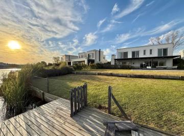 Casa · 359m² · 8 Ambientes · 1 Cochera · Casa a La Laguna en Venta en Barbarita