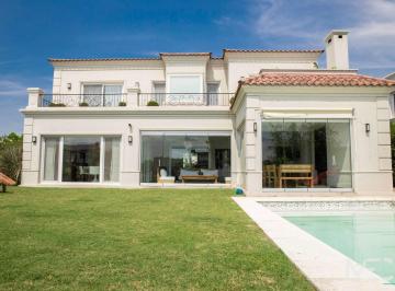 Casa · 322m² · 6 Ambientes · 1 Cochera · Casa Al Lago con Muebles en Alquiler en El Golf Nordelta