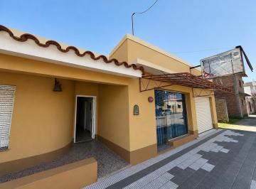 Casa · 588m² · 2 Dormitorios · 1 Cochera · Casa en Venta con Local Comercial y Galpón