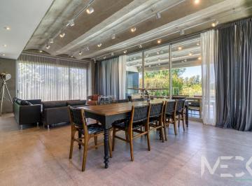 Casa · 390m² · 8 Ambientes · 2 Cocheras · Casa en Venta en El Golf Nordelta