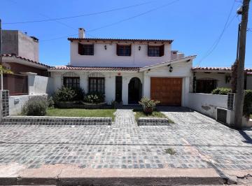 Casa · 290m² · 7 Ambientes · 1 Cochera · !vdo. Excelente Casa 3 Dorm. Patio C/ Quincho y Pileta B° Crisol Sud!