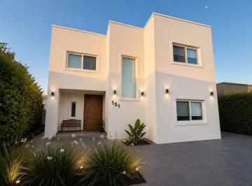 Casa · 201m² · 6 Ambientes · 3 Cocheras · Casa en Venta en Santa Guadalupe, Pilar del Este, Pilar