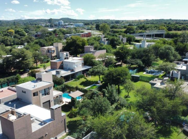 Casa · 210m² · 5 Ambientes · 2 Cocheras