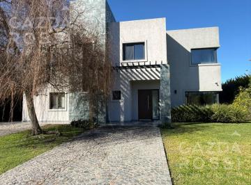 Casa · 214m² · 6 Ambientes · 3 Cocheras · Hermosa Propiedad en Santa Juana