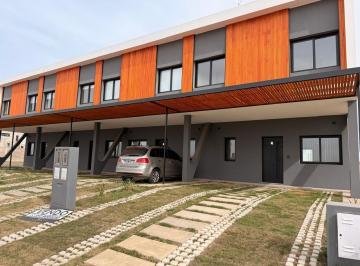 Casa · 98m² · 4 Ambientes · 2 Cocheras · Duplex en Venta en Campos de Manantiales. 3 Dorm.
