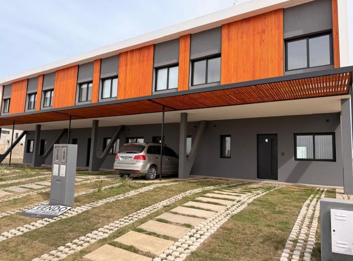 Casa · 98m² · 4 Ambientes · 2 Cocheras