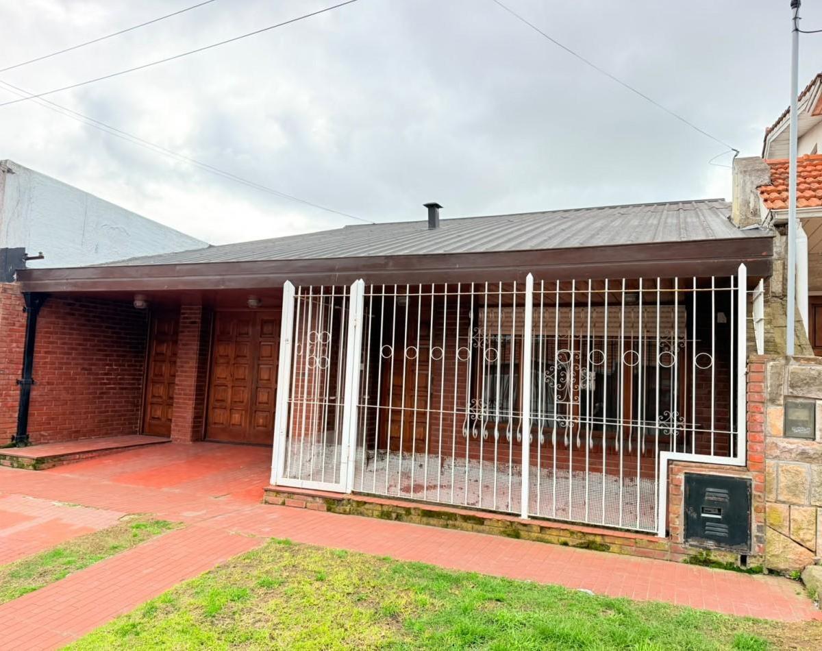 Casa de 3 ambientes ubicada sobre un amplio lote de 375 m², con 144 m² cubiertos