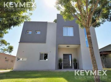 Casa · 138m² · 5 Ambientes · 2 Cocheras · Venta Casa 4 Dorm. Lote Interno Barrio Santo Tomas - Pilar
