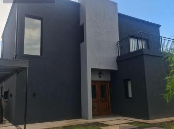 Casa · 200m² · 5 Ambientes · Casa en Santa Elena con Pileta