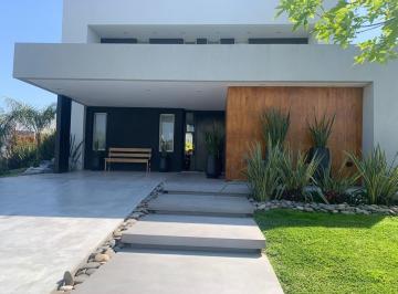 Casa · 200ha · 4 Ambientes · 4 Cocheras · Casa Chalet en Venta Ubicado en Castaños, Nordelta, Tigre