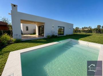 Casa · 140m² · 3 Ambientes · 2 Cocheras · Casa en Venta en Barrio Privado Santa Emilia, Pilar del Este. Al 1000