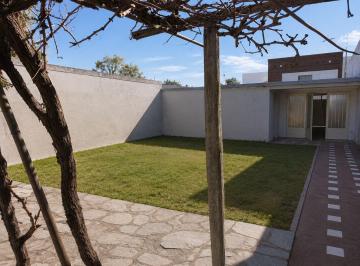 Casa · 184m² · 3 Ambientes · 2 Cocheras · Casa de 2 Dorm. con Patio Venta La Plata
