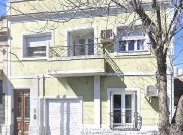 Casa · 236m² · 6 Ambientes · 1 Cochera · Casa de Corte Antiguo Apta Credito Desarrollada en Dos Plantas