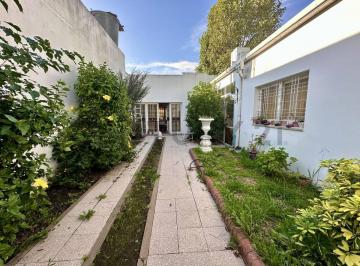 Casa · 200m² · 2 Dormitorios · 2 Cocheras · Casa con Lote de 8x60. Piscina, Quincho y Cochera Para 2 - 67 Entre 117 y 118 - Usd 170.000