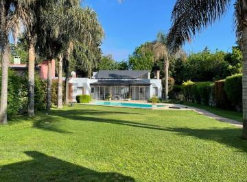 Casa · 300m² · 5 Ambientes · 3 Cocheras · Exclusiva Casa con Pileta y Quincho de Categoría en Barrio Aeropuerto