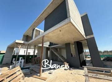 Casa · 225m² · 5 Ambientes · 2 Cocheras · Casa en Venta en Los Cardos, Manuel Alberti, Pilar