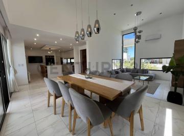 Casa · 225m² · 5 Ambientes · 2 Cocheras · 139 y 90 Casa 3 Dorm. en Venta Fincas de Duggan La Plata