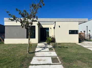 Casa · 120m² · 4 Ambientes · 2 Cocheras · Casa 4 Amb en Venta Pilar del Este, Santa Emilia.