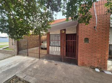 Casa · 84m² · 3 Ambientes · 1 Cochera · Casa 2 Dorm., Cochera y Patio - San Lorenzo