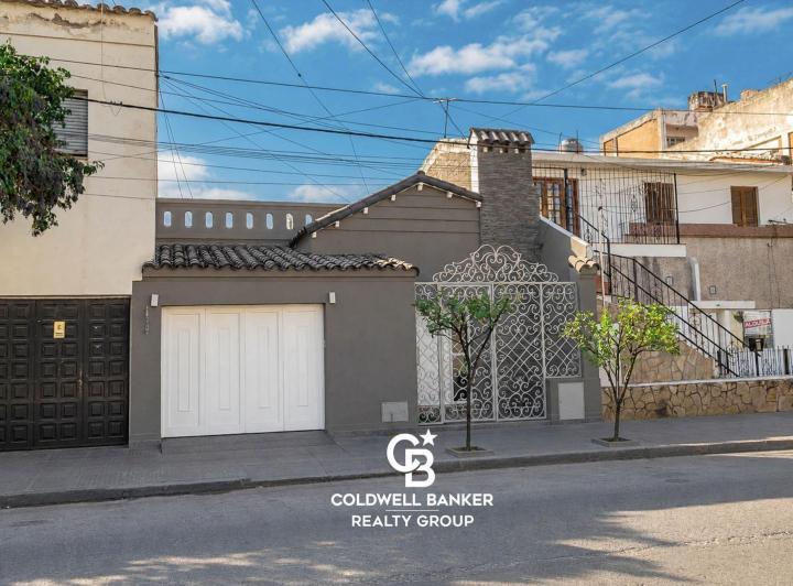 Casa · 236m² · 8 Ambientes · 1 Cochera