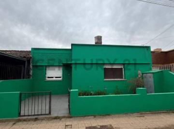Casa · 92m² · 3 Ambientes · 1 Cochera · 153 Entre 15 y 16 Casa a Reciclar en Venta Berisso