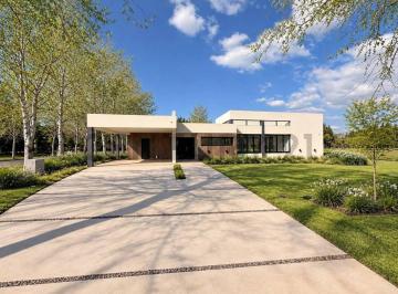 Casa · 143m² · 3 Dormitorios · 3 Cocheras · Casa en Venta en Area 60 - La Reserva Escondida