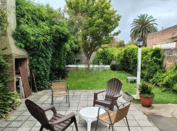 Casa · 200m² · 4 Dormitorios · 115 E/ 37 y 38 - Vendemos Casa - 4 Dorm. - con Parque y Piscina - Apto Profesional