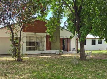 Casa · 170m² · 3 Ambientes · 1 Cochera · Casa con Quincho - 515 E/ 141 y 142 - Usd 98.000