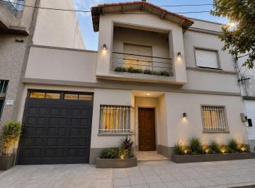 IMAGEN CREADA POR IA · Gran Casa Depto 3 Amb Lote 10x30 2 Cocheras Quincho\ U$s 78.000