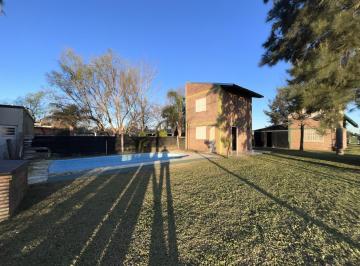 Casa · 157m² · 6 Ambientes · 1 Cochera · En Venta - Terreno con Dos Casas, Pileta y Parrillero - Country 16 - Pueblo Esther.