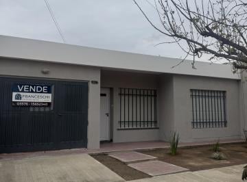 Casa · 104m² · 7 Ambientes · 1 Cochera · Casa en Arroyito