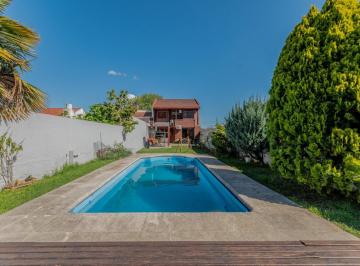 Casa · 219m² · 5 Ambientes · 3 Cocheras · Casa Apto Credito. Jardin - Pileta - Parrilla - Cocheras. Banfield Oeste.