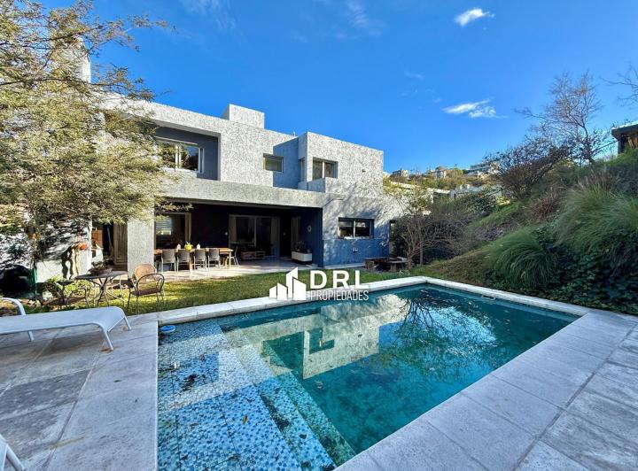 Casa · 302m² · 7 Ambientes · 2 Cocheras
