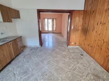 Casa · 120m² · 5 Ambientes · 1 Cochera · Alquiler Casa Echesortu Rosario con Cochera y Patio Amplio.