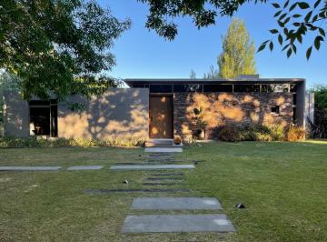 Casa · 350m² · 8 Ambientes · 2 Cocheras · Casa en Grand Bell