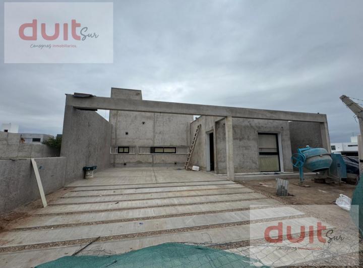 Casa · 142m² · 6 Ambientes · 3 Cocheras