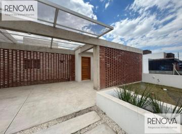 Casa · 136m² · 5 Ambientes · 2 Cocheras · Lindísima Casa en Solares de Manantiales!