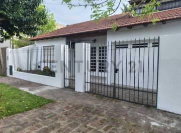 Casa · 115m² · 5 Ambientes · 1 Cochera · 12 Entre 485 y 486 Se Vende Casa con 3 Dorm. - Quincho y Pileta – Villa Castells - City Bell