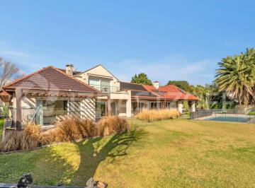 Casa · 351m² · 9 Ambientes · 9 Cocheras · Casa en Ventas en Los Lagartos Country Club con 5 Dorm. con Vista Al Golf