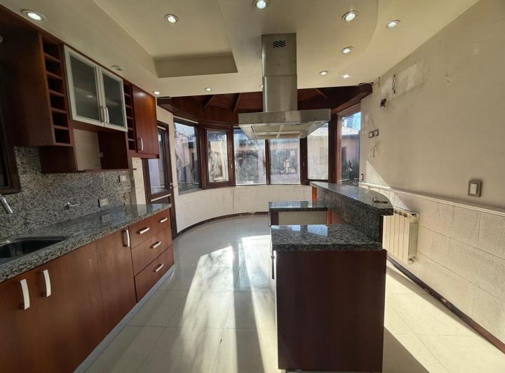 Casa · 281m² · 7 Ambientes · 1 Cochera