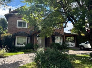 Casa · 228m² · 5 Ambientes · 3 Cocheras · Casco de Moreno, Chalet en Venta