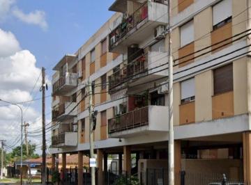 Frente del edificio. Abajo las cocheras · Departamento Al Frente con 2 Cocheras, 2 Baños, 3 Habitaciones, Balcón, Lavadero