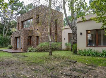 Casa · 245m² · 5 Ambientes · 1 Cochera · Casa en Alquiler Carilo