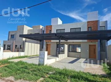 Casa · 105m² · 5 Ambientes · 1 Cochera · Dúplex a Estrenar en Docta Av!