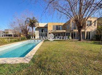 Casa · 382m² · 6 Ambientes · 2 Cocheras · Propiedad en Santa Ana de 6 Ambientes