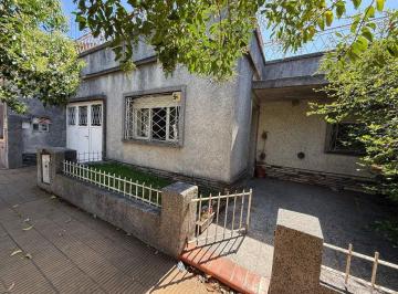 Casa · 120m² · 3 Ambientes · 1 Cochera · Vendo Casa 3 Amb C/cochera y Locales Ramos
