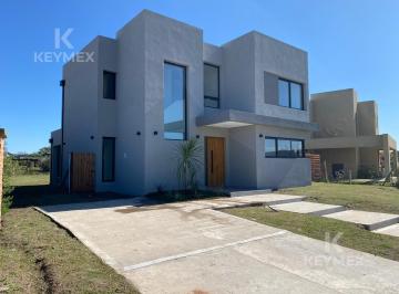 Casa · 150m² · 6 Ambientes · 2 Cocheras · Casa Venta - Santa Elena - Pilar del Este - Zelaya